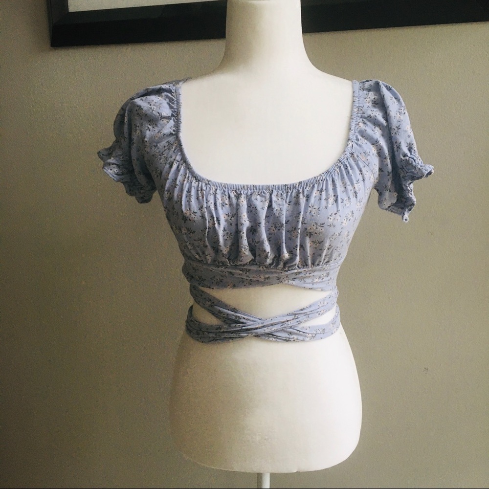 Hollister Crop Top with Waist Wrap. Sizw, XS